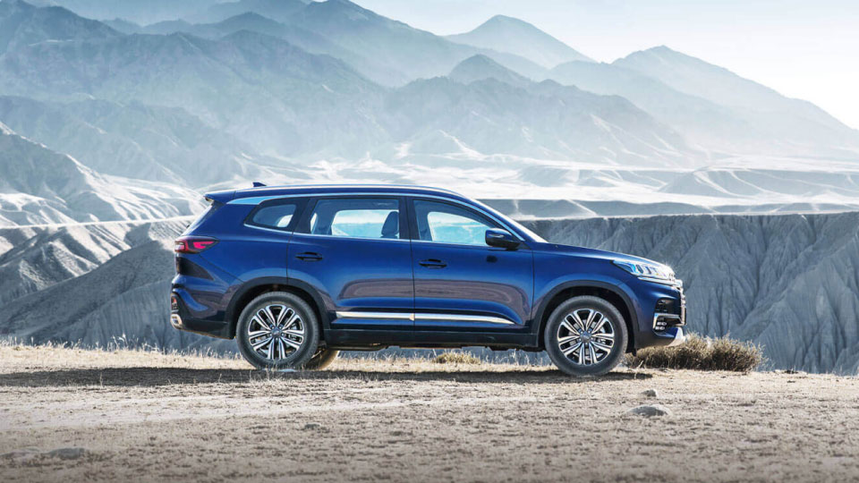 Chery Tiggo 8 in a deserted mountainous landscape