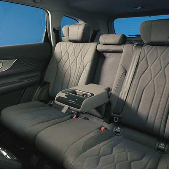 Tiggo 8 rear seat showing center arm rest with cup holders