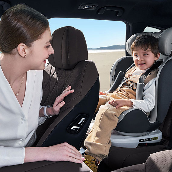 Mother and son inside Tiggo 8 smiling at each other