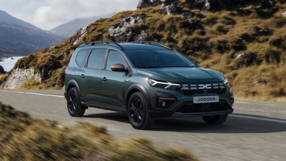 Front angled side view of Dacia Jogger Hybrid