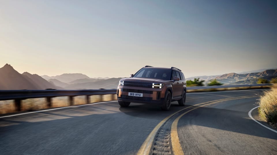 Hyundai SANTA FE in motion