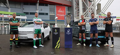 Rugby players standing infront of a Jaecoo and Omoda