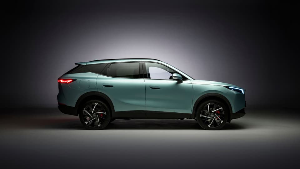 Side view of OMODA 7 in Larimar Green