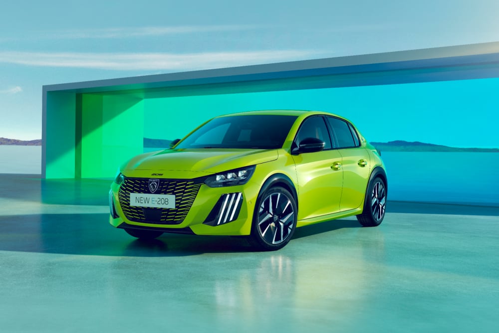 Front angled view of Peugeot 208