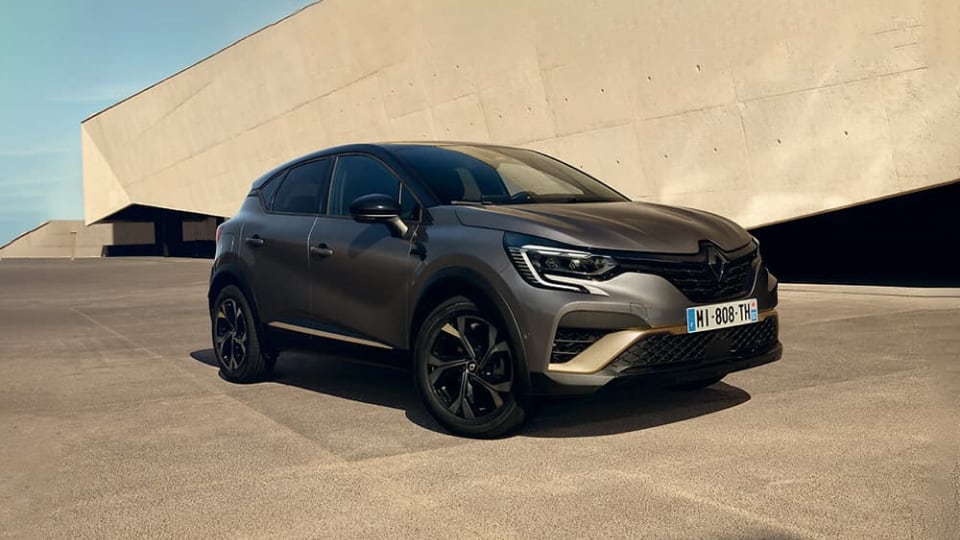 Front angled view of Renault Captur