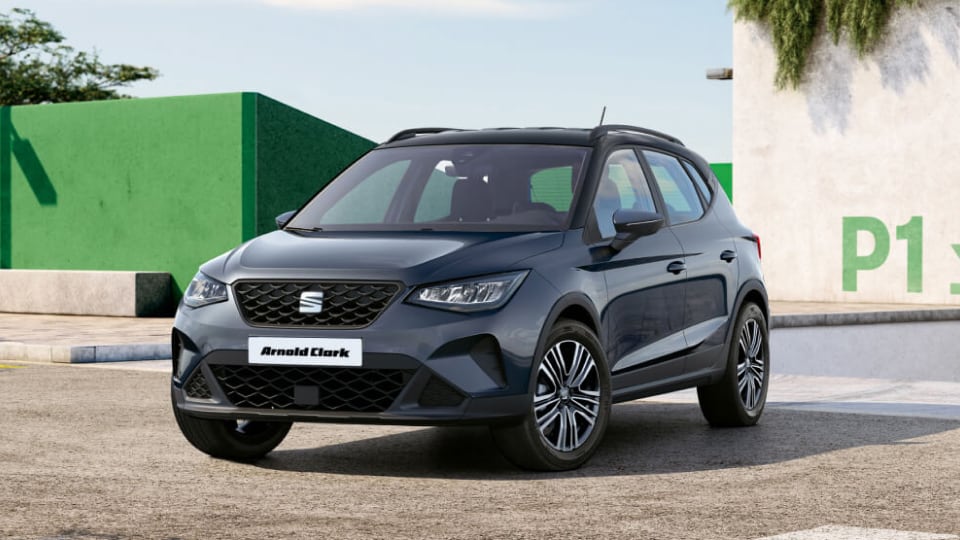 Front angled view of Seat Arona