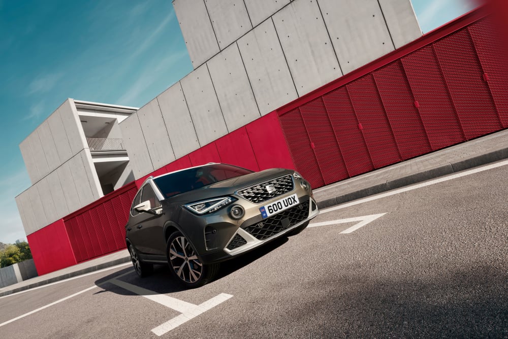 Front angled view of Seat Arona
