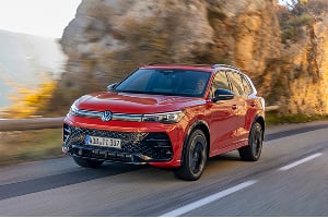 Front angled view of Volkswagen Tiguan